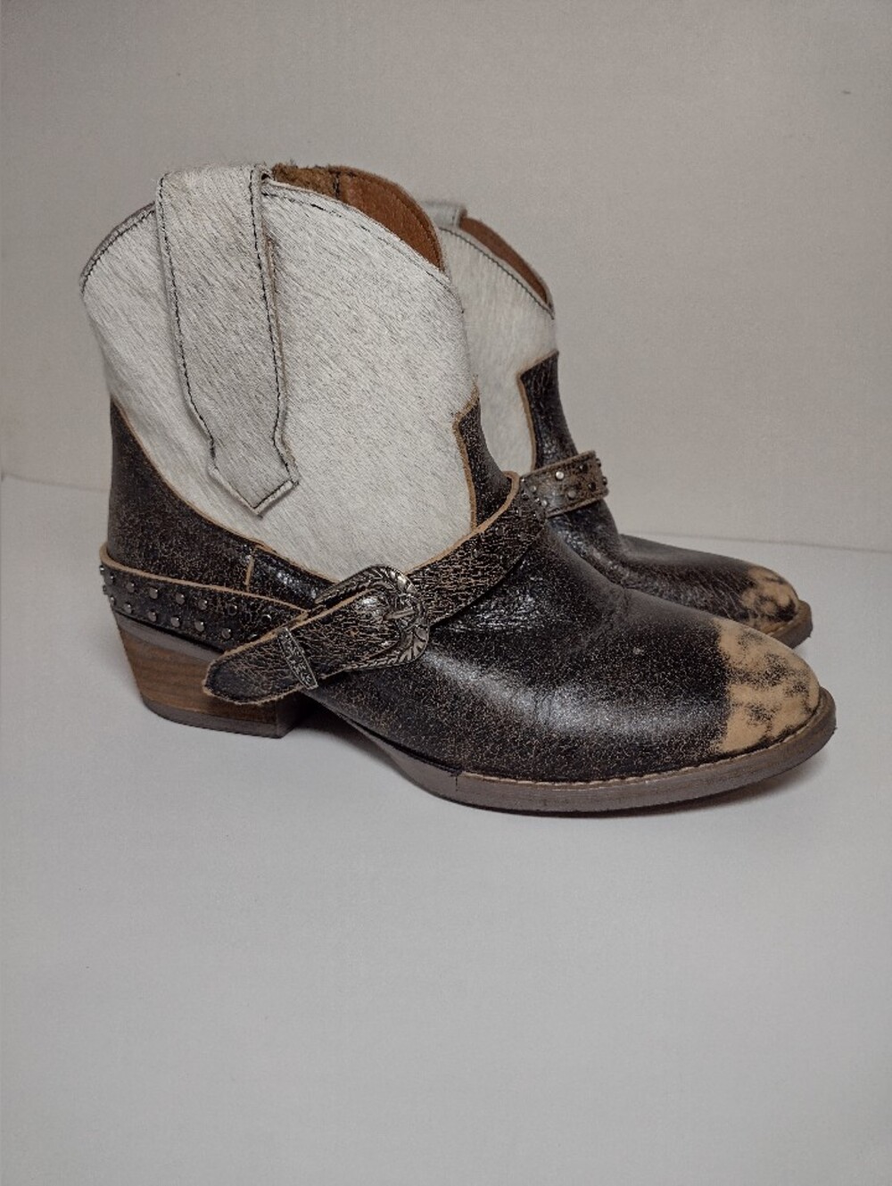Sterling River Women'Western Strap Boots in Black and White - Stylish Ranch Look